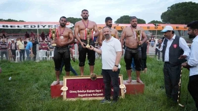 G&ouml;me&ccedil;&rsquo;te yağlı g&uuml;reşlerin başpehlivanı S&uuml;leyman Başar oldu
