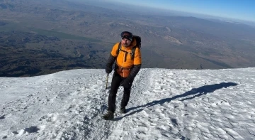 G&ouml;n&uuml;l verdiği takımının bayrağını Ağrı Dağı&rsquo;nın zirvesinde a&ccedil;tı
