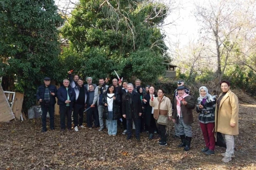 G&ouml;n&uuml;ll&uuml; &ccedil;evreciler budama ve aşılama eğitimi aldı
