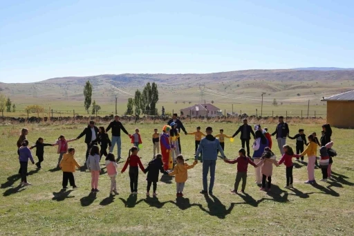 G&ouml;n&uuml;ll&uuml; gen&ccedil;ler k&ouml;y k&ouml;y gezerek &ccedil;ocukları eğlendiriyor
