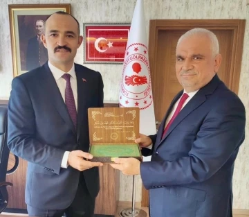 G&ouml;reve yeni başlayan kaymakama Kur&lsquo;an-ı Kerim hediye etti
