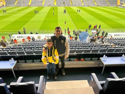 G&ouml;rme engelli Abdullah&rsquo;ın statta ma&ccedil; hayali ger&ccedil;ek oldu
