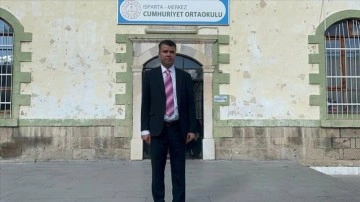 G&ouml;rme engelli İsmail &ouml;ğretmen azmiyle &ouml;ğrencilerine &ouml;rnek oluyor