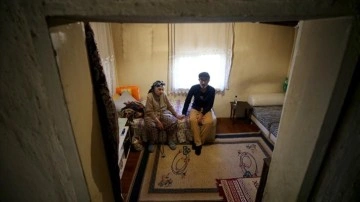 G&ouml;rme engelli "Zehra nine" oğlunun yardımıyla hayata tutunuyor