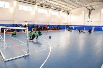 G&ouml;rme engelliler, goalball farkındalık ma&ccedil;ında karşı karşıya geldi
