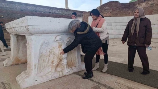 G&ouml;rme engelliler tarihi dokunarak keşfetti
