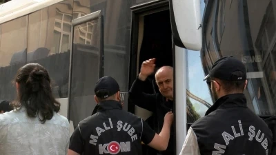 G&ouml;zaltına alınanlar sağlık kontrol&uuml; i&ccedil;in hastaneye getirildi