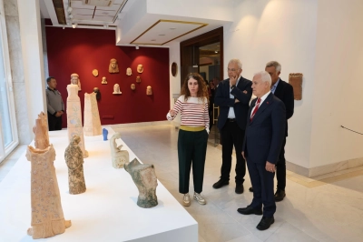 &lsquo;G&ouml;zlerimin &Ouml;n&uuml;ndesin&rsquo; Sanatseverleri Ağırlıyor