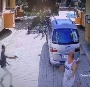 G&ouml;zl&uuml;kl&uuml; ve şapkalı saldırganın kurşunlarının hedefinden ka&ccedil;amadı
