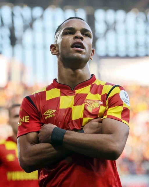 G&ouml;ztepe&rsquo;de Romulo&rsquo;dan sonra Juan da parlıyor
