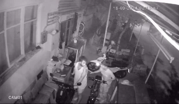 G&ouml;z&uuml; d&ouml;nm&uuml;ş hırsızlar aynı gece 4 elektrikli motosiklet &ccedil;aldı, kameralardan ka&ccedil;amadı
