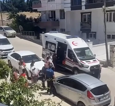G&ouml;z&uuml; d&ouml;nm&uuml;ş koca eşini, baldızını ve kayınvalidesini bı&ccedil;aklayıp ka&ccedil;tı!