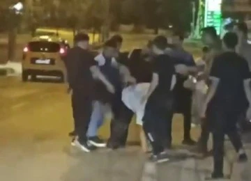 Bursa'da gruplar arası kavgada sokak ringe d&ouml;nd&uuml;