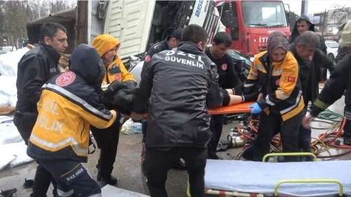 G&uuml;bre y&uuml;kl&uuml; kamyon &ccedil;arpıştığı otomobili metrelerce s&uuml;r&uuml;kleyip &uuml;zerine devrildi
