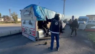 G&uuml;breyle kaplı kamyonetten ka&ccedil;ak g&ouml;&ccedil;menler &ccedil;ıktı