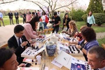 G&uuml;ler Sabancı'dan &ouml;zel konuklara 'Koku At&ouml;lyesi' 