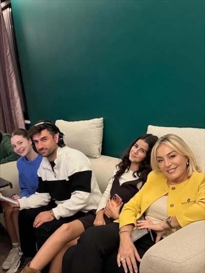 G&uuml;ller ve G&uuml;nahlar setinde şenlik havası