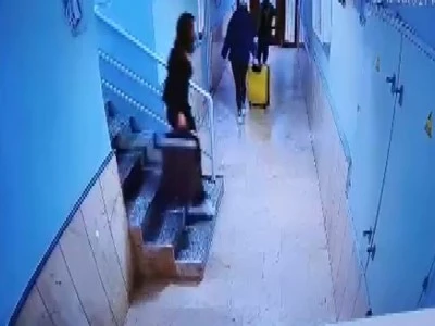 G&uuml;ll&uuml;&rsquo;n&uuml;n kızının arkadaşı ile birlikte bavullarla binadan &ccedil;ıktığı anlara ilişkin g&ouml;r&uuml;nt&uuml;ler