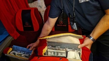 G&uuml;mr&uuml;k g&ouml;revlileri otob&uuml;s&uuml;n koltuklarında 939 bin 800 dolar buldu