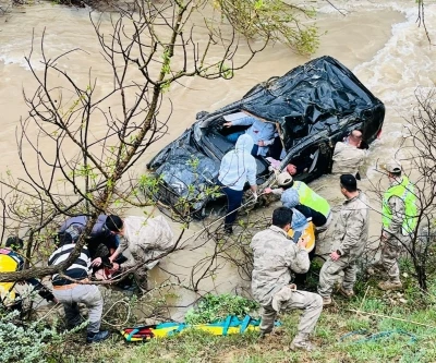 G&uuml;m&uuml;şhane&rsquo;de otomobil dereye u&ccedil;tu aynı aileden 1 &ccedil;ocuk &ouml;ld&uuml;, 4 kişi yaralandı
