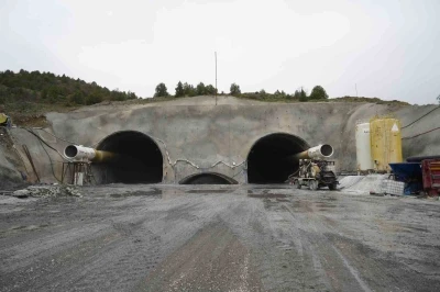 G&uuml;m&uuml;şhane&rsquo;de yapımına başlanan Pek&uuml;n Dağı T&uuml;neli 8 yıldır a&ccedil;ılamıyor
