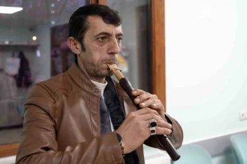 G&uuml;m&uuml;şhane&rsquo;nin eğlenceli dolmuş şof&ouml;r&uuml; &ccedil;aldığı mey ile Afrikalı &ouml;ğrencilere t&uuml;rk&uuml; ziyafeti &ccedil;ekti
