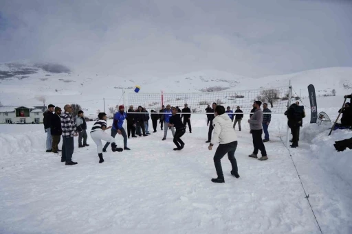 G&uuml;m&uuml;şhane&rsquo;nin Yenice K&ouml;y&uuml;&rsquo;nde kar voleybolu geleneği 32 yıldır s&uuml;r&uuml;yor
