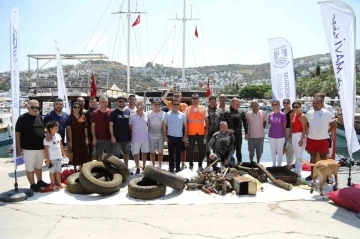 G&uuml;ndoğan&rsquo;da deniz dibi temizliği: 213 kilogram atık &ccedil;ıkartıldı
