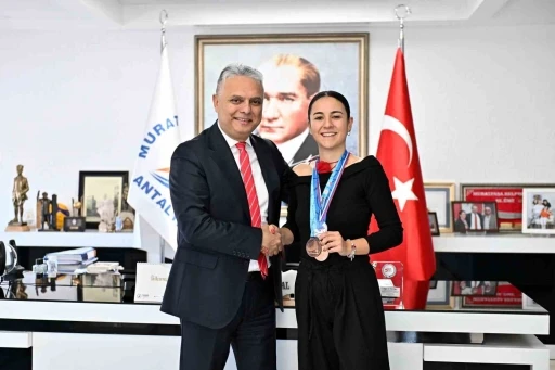 G&uuml;neşin kenti Antalya&rsquo;dan buz pateninde Avrupa 2&rsquo;nciliğine
