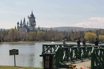 G&uuml;neşli hava parkları doldurdu
