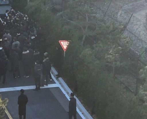 G&uuml;ney Kore&rsquo;deki sıkıy&ouml;netim krizi s&uuml;r&uuml;yor
