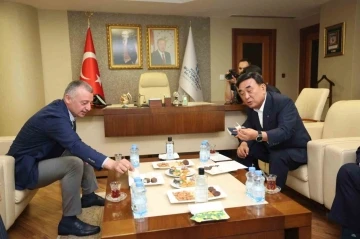 G&uuml;ney Koreli Başkan, &ccedil;ay ve pişmaniyeye bayıldı
