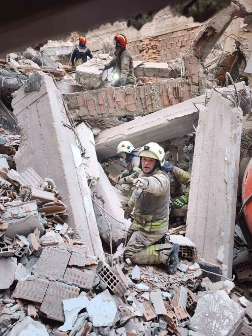 G&uuml;ng&ouml;ren&rsquo;de yıkımı ger&ccedil;ekleştirilen bina kısmen &ccedil;&ouml;kt&uuml;: 2 iş&ccedil;i g&ouml;&ccedil;&uuml;k altında kaldı
