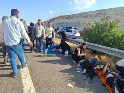 G&uuml;n&uuml;birlik gezi sonrası d&ouml;n&uuml;ş yolunda kaza; 3 &ouml;l&uuml;, 3'&uuml; &ccedil;ocuk 8 yaralı