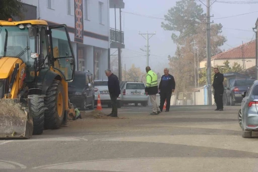 G&uuml;ny&uuml;z&uuml; il&ccedil;esinde kazı sırasında patlayan doğalgaz borusu vatandaşları korkuttu
