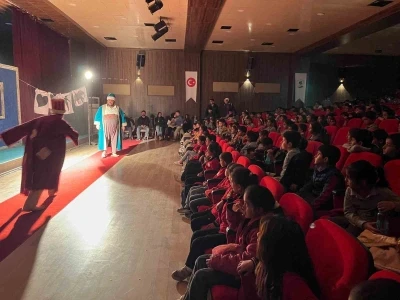 G&uuml;rpınarlı &ccedil;ocuklar ilk defa tiyatroyla buluştu
