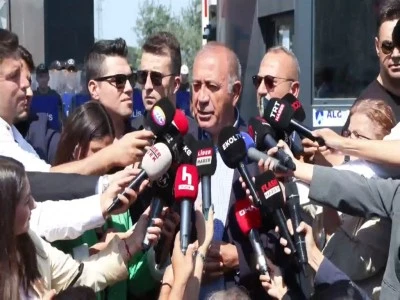 G&uuml;rsel Tekin, CHP'nin Sarıyer'deki eski İl Başkanlığını ziyaret etti