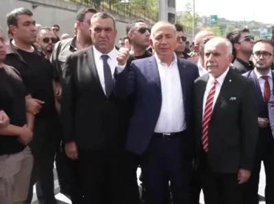 G&uuml;rsel Tekin, protestolar eşliğinde CHP İstanbul İl Başkanlığı &ouml;n&uuml;nde a&ccedil;ıklamalarda bulundu