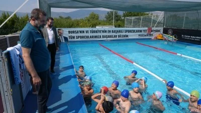  G&uuml;rsulu &ccedil;ocuklara &uuml;cretsiz y&uuml;zme kursu