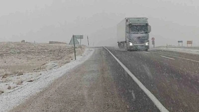 G&uuml;r&uuml;n&rsquo;de kar yağışı ulaşımda aksamalara neden oldu