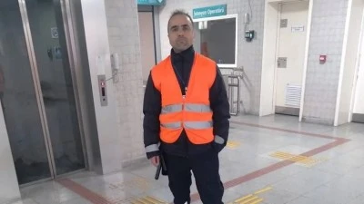 G&uuml;venlik g&ouml;revlisini d&ouml;verek &ouml;ld&uuml;rd&uuml;