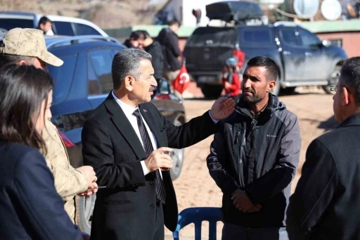 G&uuml;venlik korucusunun evi yandı, Vali Ekici yardıma koştu
