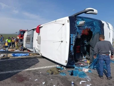 TIR ile yolcu otob&uuml;s&uuml; &ccedil;arpıştı: 11 &ouml;l&uuml; 26 yaralı