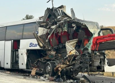 Şehirlerarası yolcu otob&uuml;s&uuml; TIR'a &ccedil;arptı: 9 yaralı!  