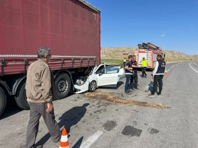 Otomobil TIR'ın altına girdi: 1 &ouml;l&uuml; 5 yaralı