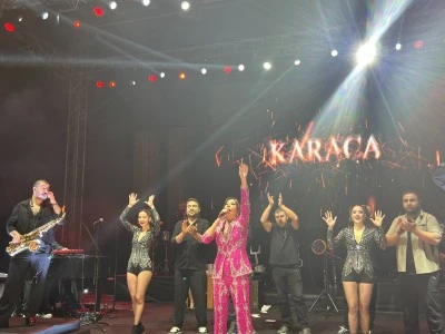 Işın Karaca en &ouml;zel şarkılarıyla Bursa'da sahne aldı