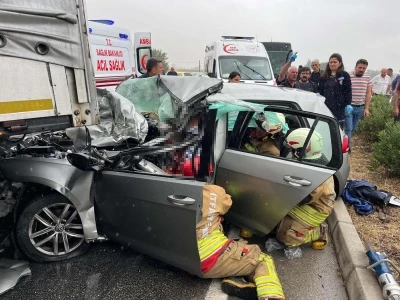 Manisa'da TIR, kamyonet ve 3 otomobilin karıştığı zincirleme kaza: 1 &ouml;l&uuml;, 2 yaralı