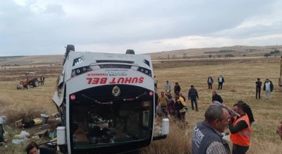 &nbsp;Afyonkarahisar&rsquo;da midib&uuml;s devrildi: 25 yaralı
