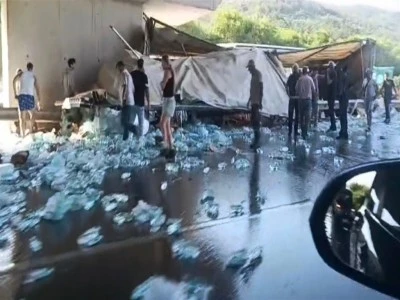 Bursa'da k&ouml;pr&uuml; ayağına &ccedil;arpan TIR'ın şof&ouml;r&uuml; &ouml;ld&uuml;