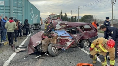 Manisa'da TIR ile otomobil &ccedil;arpıştı; 1 &ouml;l&uuml;